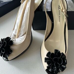 AK ANNE KLEIN Ivory Black Leather Peep Toe Slingback Pumps Size 8